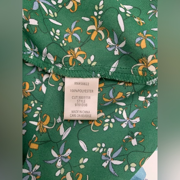 Max Studio Green Floral V-Neck Blouse - Picture 5 of 5